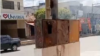 Painel elétrico queimado após curto-circuito próximo ao Mercado Novo em Correntina.