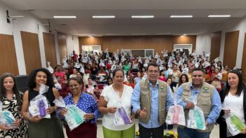 Prefeito Mariano Correntina, equipe da Secretaria de Educação e comunidade escolar durante a entrega de kits escolares para alunos da rede municipal. O evento, realizado em auditório, contou com a presença de professores, pais e servidores, celebrando o compromisso com a educação e o incentivo ao aprendizado.