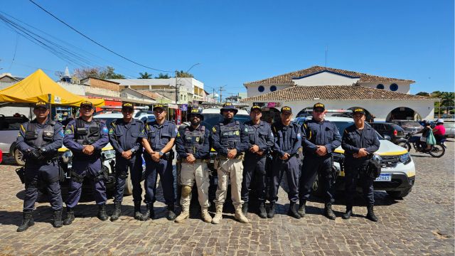 Agentes da Guarda Civil Municipal de Correntina posam em formação ao lado de viaturas, no centro da cidade, após a capacitação sobre fraudes veiculares realizada em parceria com a Polícia Rodoviária Federal.