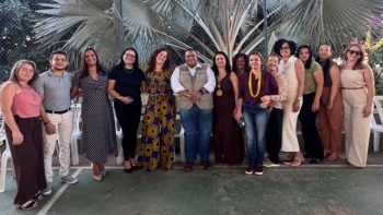 Equipe da Secretaria de Educação de Correntina posa ao lado dos formadores que ministraram a capacitação para os professores da rede municipal, durante evento de formação continuada.