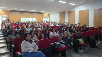 Participantes acompanham capacitação promovida pela Prefeitura de Correntina em auditório. O encontro reúne gestores, fiscais e representantes das escolas municipais para orientações sobre gestão, prestação de contas e execução dos recursos do PDDE. 