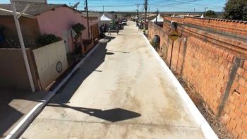 Rua do bairro Boa Vista, no Distrito do Rosário, pavimentada em concreto, com calçadas e sinalização, após obra realizada pela Prefeitura de Correntina.