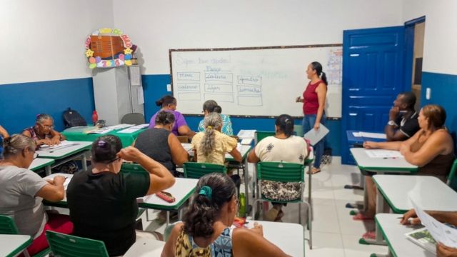 De volta à sala de aula, estudantes da EJAI encontram acolhimento, formação profissional e novas possibilidades