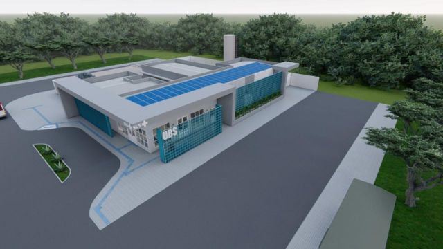 Imagem ilustrativa em 3D da futura Unidade Básica de Saúde (UBS) na comunidade de Bom Sucesso, mostrando a estrutura moderna com entrada principal, área de acesso pavimentada, painéis solares no telhado e entorno com vegetação.
