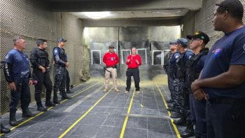 Agentes da Guarda Civil Municipal de Correntina participam de instrução em estande de tiro durante o Curso de Armamento e Tiro, acompanhando orientações de instrutores em treinamento para habilitação ao porte funcional de arma de fogo.