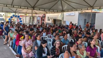 Mulheres aguardam atendimento em área coberta durante a 11ª edição do Cuidar Correntina, voltada à saúde da mulher.