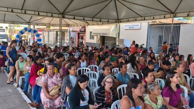 Mulheres aguardam atendimento em área coberta durante a 11ª edição do Cuidar Correntina, voltada à saúde da mulher.