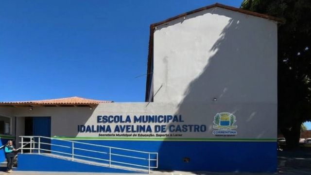 Fachada da Escola Municipal Idalina Avelina de Castro após a reforma, com rampa de acessibilidade e nova pintura.