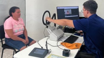 Servidor do Posto de Identificação de Correntina realiza o atendimento de uma cidadã durante o processo de emissão da Carteira de Identidade Nacional (CIN), com captura da fotografia e dos dados biométricos.