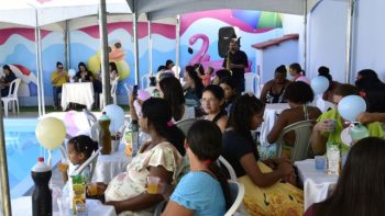 Gestantes participam de encontro promovido pela Prefeitura de Correntina em espaço preparado para atividades do CRAS, com mesas, cadeiras e decoração temática, durante ação de acompanhamento e fortalecimento dos vínculos familiares.