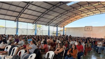 Vista lateral do público durante a formação sobre educação especial inclusiva realizada pela Secretaria Municipal de Educação de Correntina, com professores da rede municipal reunidos no ginásio da Escola Municipal Edivaldo Machado Boaventura.