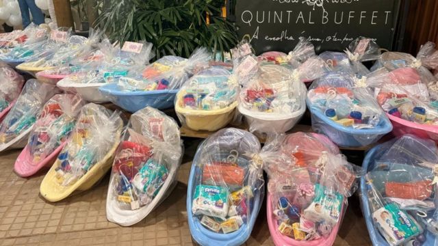 Kits natalidade com banheiras, roupas, fraldas, produtos de higiene e outros itens para bebês, organizados para entrega às gestantes atendidas pela Assistência Social de Correntina.