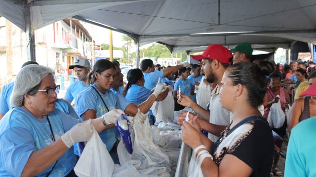 Público participa de evento promovido pela Prefeitura de Correntina em espaço coberto, com grande presença de moradores acompanhando programação voltada à comunidade.