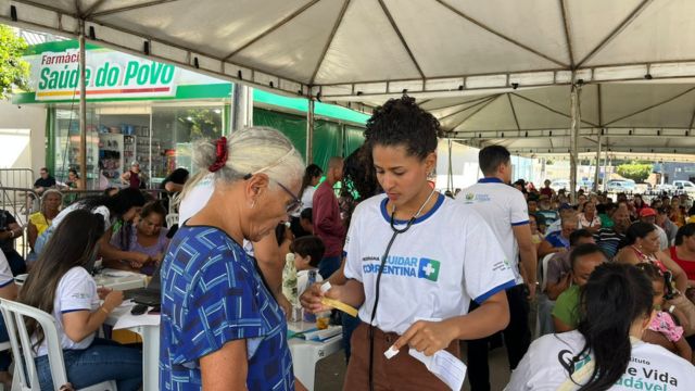 Profissionais de saúde realizam atendimento à população durante edição anterior do Cuidar Correntina.