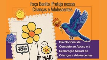 Arte da campanha “Faça Bonito” com fundo laranja. No centro, há uma ilustração de uma flor amarela símbolo da campanha e o texto “18 de Maio”. À esquerda, aparece um balão com “Disque 100”. À direita, um beija-flor colorido segura uma flor no bico. Na parte superior, lê-se “Faça Bonito. Proteja nossas Crianças e Adolescentes.” e, à direita, “Dia Nacional de Combate ao Abuso e à Exploração Sexual de Crianças e Adolescentes”.