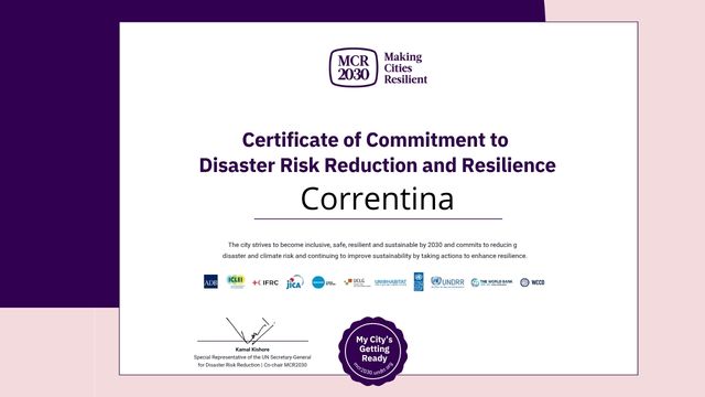 Certificado de Compromisso com a Redução de Riscos de Desastres e Resiliência da iniciativa MCR2030, “Making Cities Resilient 2030”, emitido para o município de Correntina. O documento registra o compromisso da cidade de se tornar inclusiva, segura, resiliente e sustentável até 2030, reduzindo os riscos de desastres e climáticos e ampliando ações de resiliência. O certificado apresenta os logotipos de organizações parceiras da iniciativa e a assinatura de Kamal Kishore, representante especial do secretário-geral da ONU para Redução do Risco de Desastres.