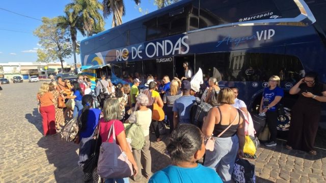 Idosas atendidas pelo CRAS de Correntina embarcam para viagem a Porto Seguro