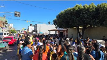 População participa da caminhada da campanha Maio Laranja em Correntina, em ação de conscientização e fortalecimento da rede de proteção à infância e adolescência.