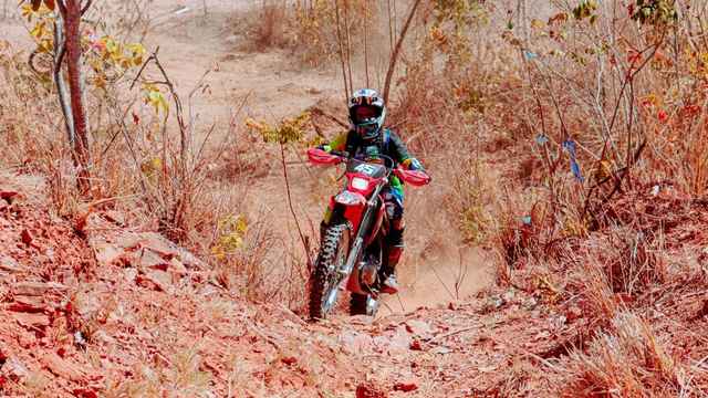 Piloto participa de trilha de motocicleta em trecho de estrada de terra durante o Trilhão da Independência em Correntina.