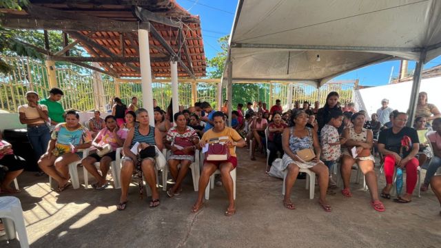 Famílias aguardam atendimento durante entrega de alimentos do PAA em Correntina.
